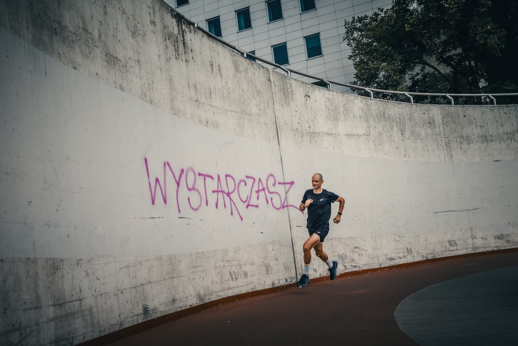 Biegacz na tle napisu Wystarczasz